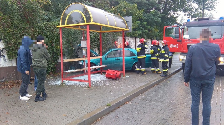 Wypadek w Skarżysku. 18-latek wjechał mercedesem w przystanek! Są ranni