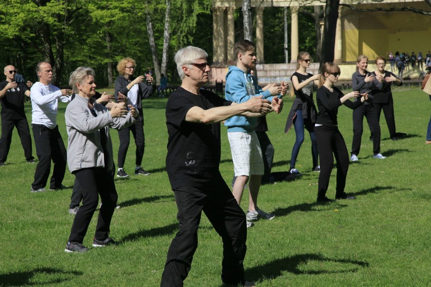 Tai Chi w parku na Zdrowiu