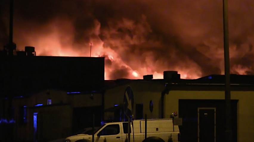 Potężny pożar  hali  Profim  w Turku przy ul. Górniczej