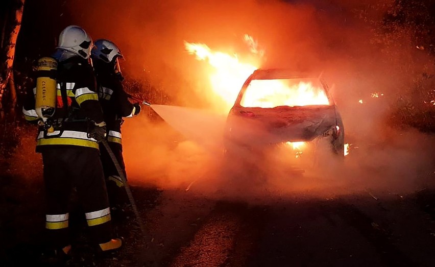 Samochód spłonął na górskiej drodze nad Dunajcem. Strażacy zapobiegli przerzuceniu się ognia na las