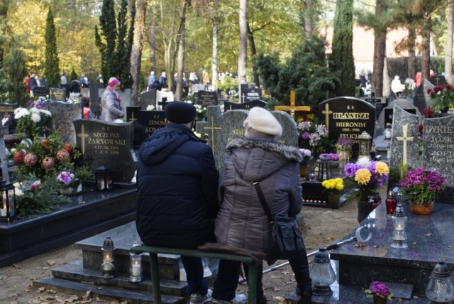 Miasto oferuje pomoc seniorom odwiedzającym groby na miejskich cmentarzach Miłostowo i Junikowo