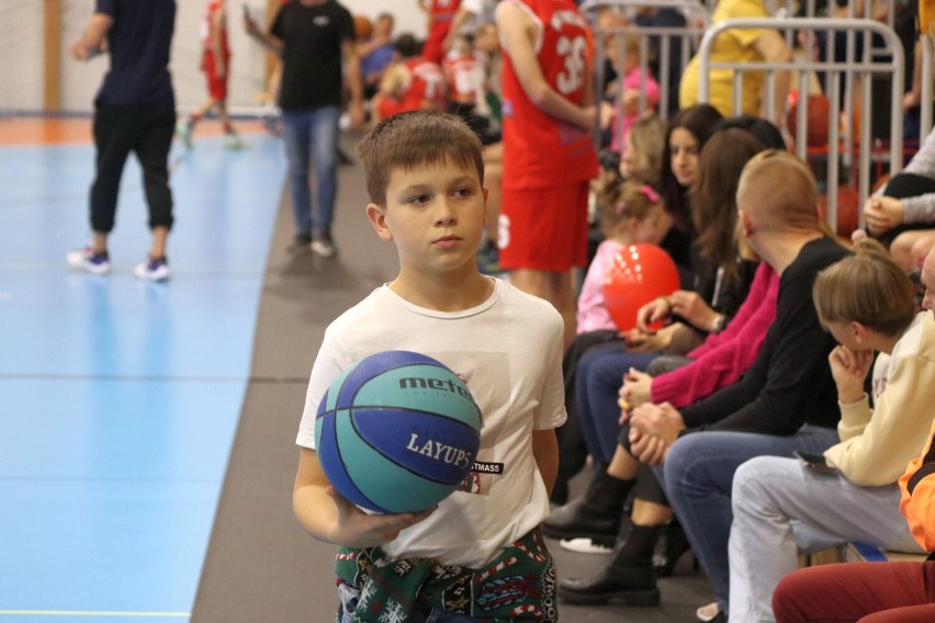 Kręci ich koszykówka. Rodzinna impreza w hali sportowej ZS nr 1 w Wieluniu ZDJĘCIA