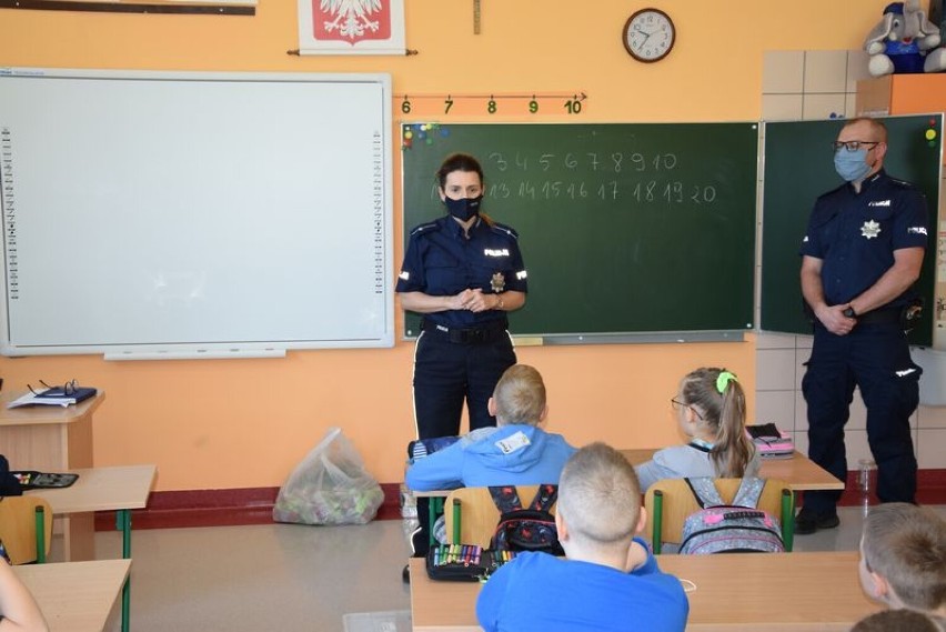 W połowie maja 2021 policjanci z Pucka spotkali się z uczniami Szkoły Podstawowej w Leśniewie