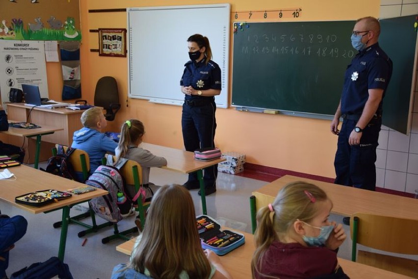 W połowie maja 2021 policjanci z Pucka spotkali się z uczniami Szkoły Podstawowej w Leśniewie