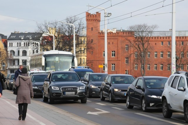 Nawet 878 samochodów na 1000 mieszkańców i jedno miejsce parkingowe w miejskiej strefie płatnego parkowania na ponad 140 aut podawał w 2017 r. portal GazetaWroclawska.pl. W całym mieście w 2016 r. na 1000 wrocławian było 632 samochody. Pamiętać też należy, że do Wrocławia każdego dnia wjeżdża 240 tysięcy samochodów z okolicznych gmin. To naprawdę duże liczby. Tu muszą być korki. I są: Wrocław zajmuje w dorocznym rankingu Tomtom 4 miejsce wśród wszystkich miast na świecie z liczbą mieszkańców do 800 tysięcy.

Problem z samochodami jest taki, że hałasują, przyczyniają się do powiększania i tak dużego we Wrocławiu smogu, są nieefektywne - średnio jeden samochód wozi 1,5 pasażera, w większości więc cały ten wydatek energii zużyty do poruszania się samochodu i koszt dla otoczenia i środowiska są po to, by wozić powietrze.

Ale jest też większy problem z samochodami - ich posiadanie skutecznie odwodzi od korzystania z komunikacji miejskiej. Z prostego powodu: mimo wszystkich niedogodności wciąż są gwarancją, że w miarę skutecznie przemieścimy się z punktu do punktu. Gwarancja taka w przypadku wrocławskiej komunikacji miejskiej jest wątpliwa. Natomiast z jednośladów, którymi można szybko przemieścić się, korzystać można sezonowo. Ponadto wielu uczestników ruchu czuje się bezpieczniej siedząc na czterech kołach

Zobacz na kolejnych slajdach 10 największych problemów komunikacyjnych Wrocławia - posługuj się myszką, klawiszami strzałek na klawiaturze lub gestami