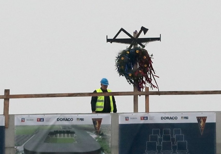 Zawieszono wiechę na budynku szkoleniowym na stadionie Pogoni