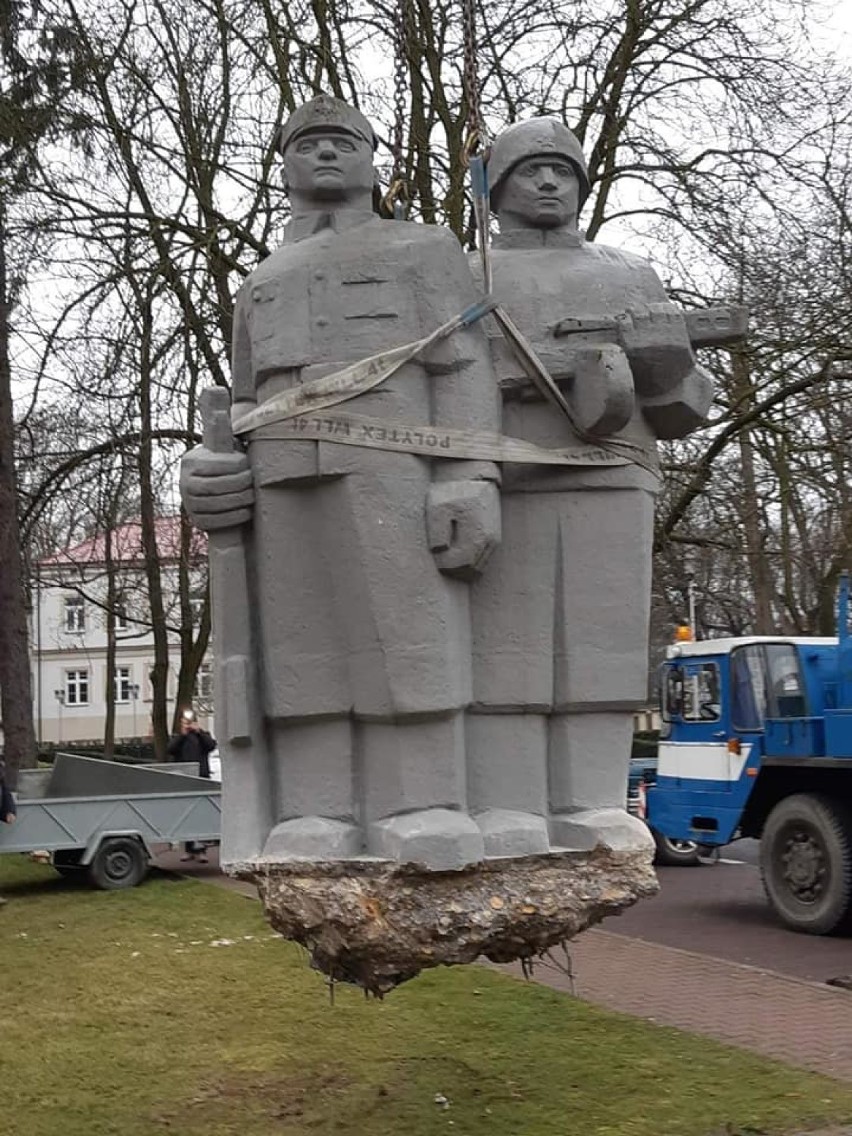 Stało się. Pomnik „Pogromcom hitleryzmu” został usunięty z centrum Wielunia [FOTO]