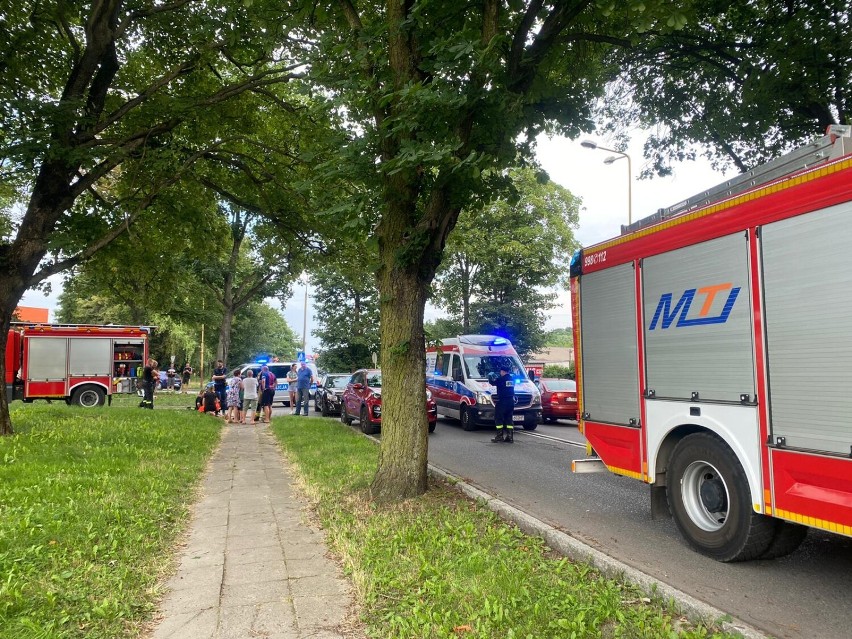 Ul. Gdańska. Wieczorna kolizja. Zderzyły się dwa samochody, którymi jechało w sumie siedem osób, w tym ciężarna kobieta 