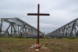 Impas w sprawie krzyża przy mostach. Jego pomysłodawca działał nielegalnie?
