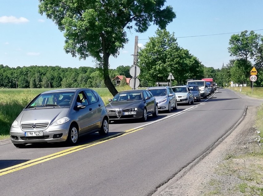 Ruszyła przebudowa drogi 713 między Ujazdem a Kurowicami. Ruch wahadłowy na granicy powiatu [ZDJĘCIA]
