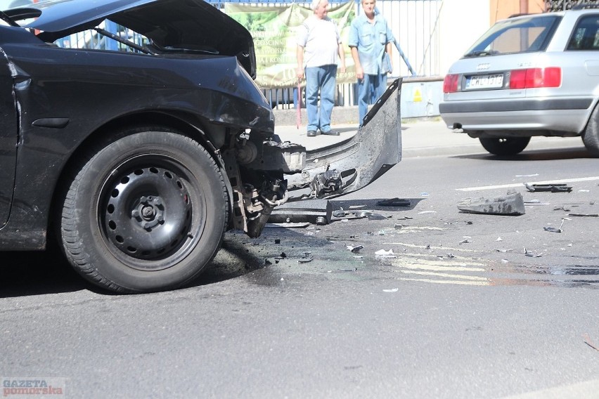 Wypadek na Brzeskiej we Włocławku. Policjanci zatrzymali kierowcę [zdjęcia, wideo]XLINK