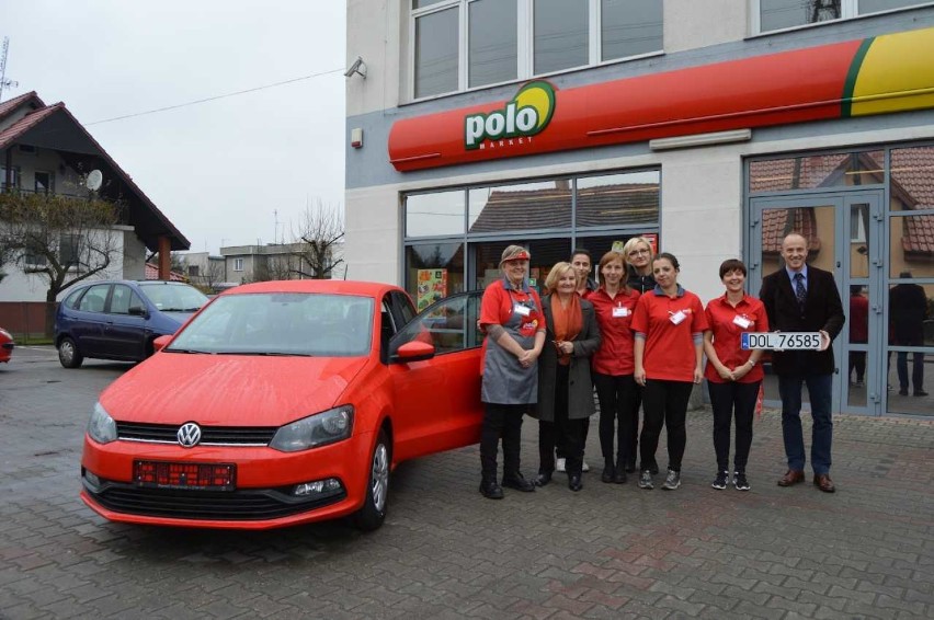Syców: Zwyciężczyni urodzinowej loterii POLOmarketu odebrała volkswagena polo