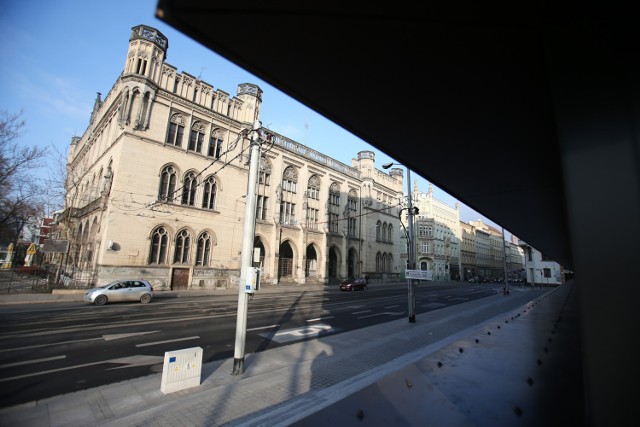 Budynek Nowej Giełdy przy ul. Krupniczej i tablica Ignacego Jana Paderewskiego