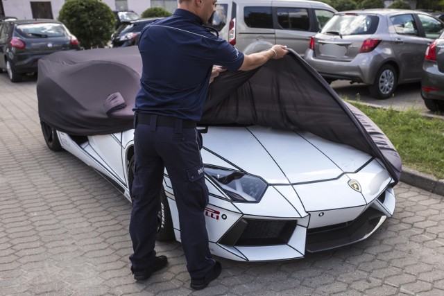 Parking stołecznej policji wzbogacił się o nowy, luksusowy samochód. Lamborghini przykryte czarną, markową płachtą nie będzie jednak ścigać przestępców z kogutem na dachu. Czeka tam na swojego właściciela, którego skradzione auto zostało odnalezione w Warszawie. Szczegóły w artykule poniżej.