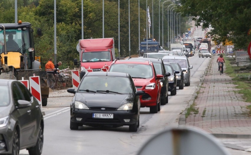 Gigantyczne korki na ulicy Warszawskiej w Kielcach. Przez nowe wahadło [ZDJĘCIA]