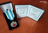 Łukasz Osiecki z katowickiego garnizonu z odznaką dla honorowych dawców krwi