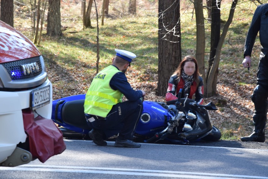 Groźny wypadek na DK 21 pod Miastkiem. Motocyklista zderzył się z samochodem osobowym (FOTO)