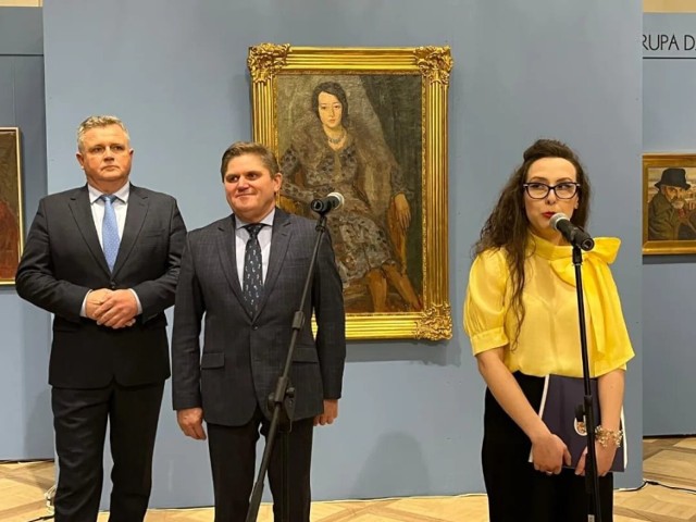 O wystawie mówiła Magdalena Kołtunowicz, jej kuratorka. Wcześniej przybyłych na wernisaż powitali dyrektorzy Muzeum - Leszek Ruszczyk (w środku) i jego zastępca Adam Duszyk.