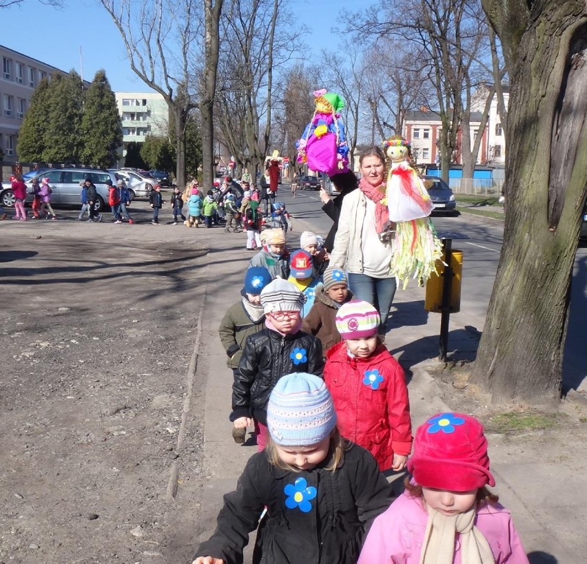 PP 4 w Zduńskiej Woli: Przedszkolaczki witały wiosnę