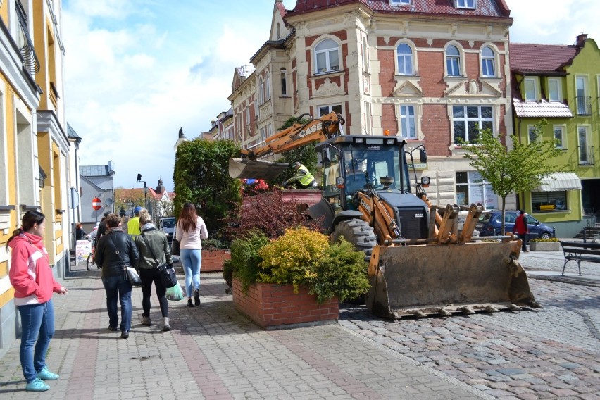 Człuchów. Miasto postanowiło zlikwidować gazony na deptaku - mieszkańcy zaprotestowali