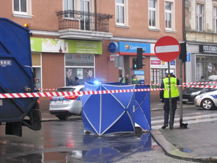 Śmieciarka śmiertelnie potrąciła kobietę w centrum Ostrowa [FOTO]