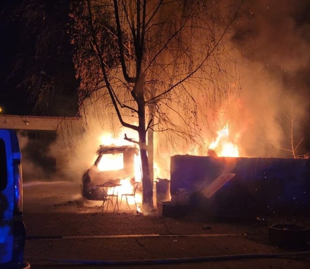 Zgłoszenie o pożarze na ul. Paderewskiego w Grudziądzu, wpłynęło do strażaków o g. 2 w nocy ze środy na czwartek. 