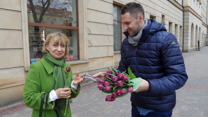 Kwiaty na Dzień Kobiet od GKS Tychy.