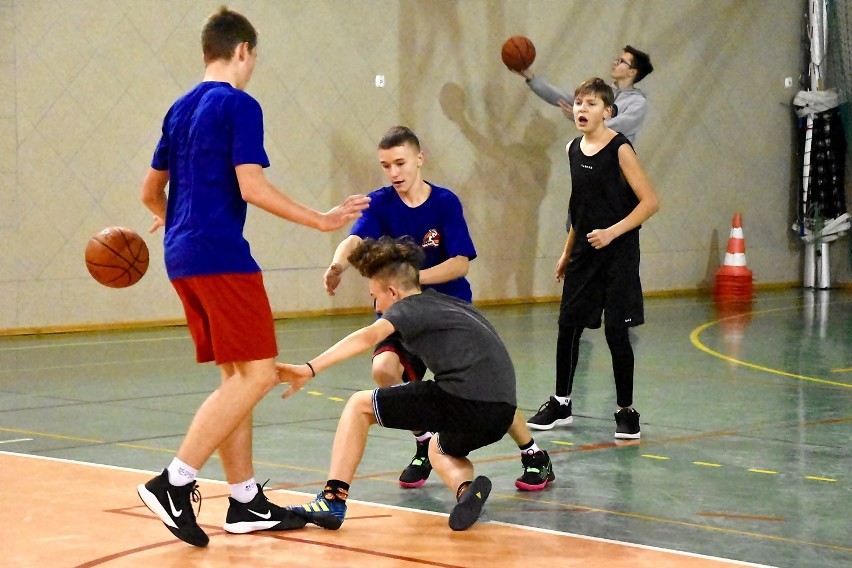 W sali sportowej Szkoły Podstawowej nr 11 w Pile odbył się XXV Mikołajkowo-Gwiazdkowy Turniej Trójek Koszykarskich. Zobaczcie zdjęcia