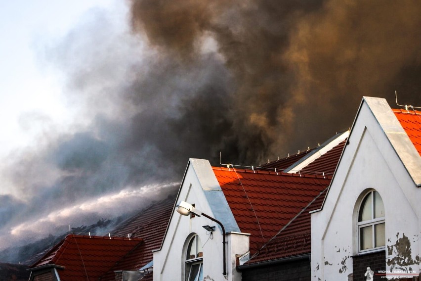 Pożar remontowanego basenu we Wrześni. 85 strażaków walczyło z ogniem. Nowy dach doszczętnie spalony