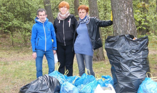 Grupa pracowników biblioteki w ramach Dnia Ziemi zajęła się sprzątaniem lasku miejskiego przy ulicy Żeromskiego
