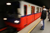 Wykroczenia Warszawa. Do 500 zł za przeskakiwanie bramek w metrze