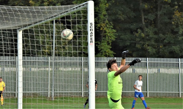 IV liga małopolska, grupa zachodnia: Unia Oświęcim - Puszcza II Niepołomice 3:2. Na zdjęciu: Krzysztof Wróblewski, bramkarz niepołomiczan, kapituluje po główce Michała Chowańca.