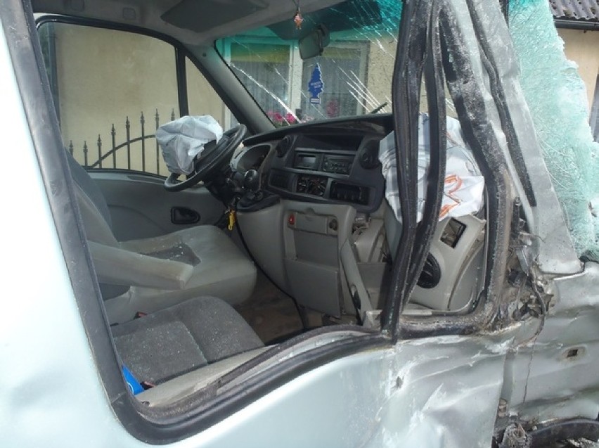 Wypadek w Komorowie z udziałem samochodu ciężarowego i busa