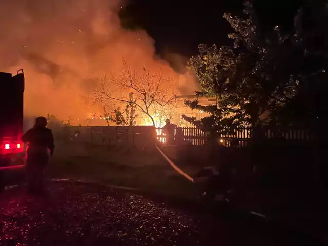 Pożar w Janikowicach w gminie Aleksandrów. Paliło się gospodarstwo
