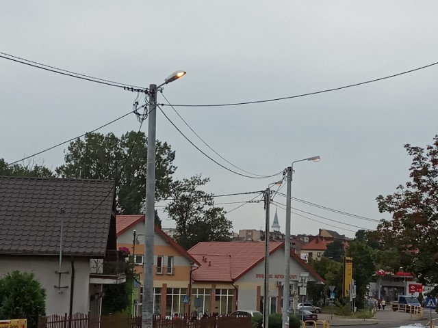 Latarnie w centrum Lipna włączone były w dzień do godziny 12.