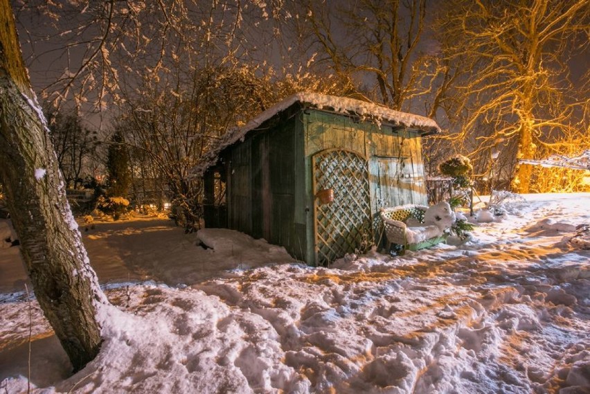 Zimowy spacer po Biskupiej Górce - pejzaż nocnego Gdańska w śniegu