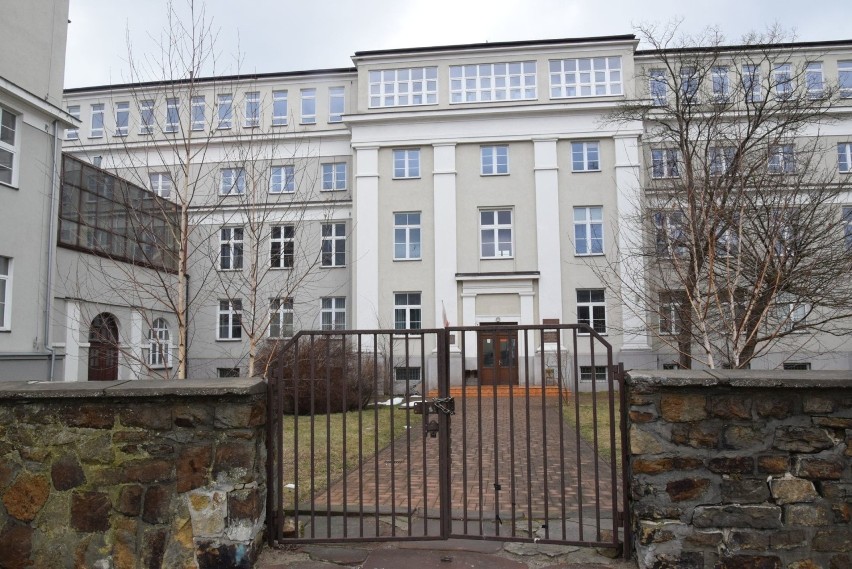 Co kryje budynek po uczelni przy ulicy Leśnej w Kielcach? Władze miasta odmówiły pokazania pomieszczeń [WIDEO, ZDJĘCIA]