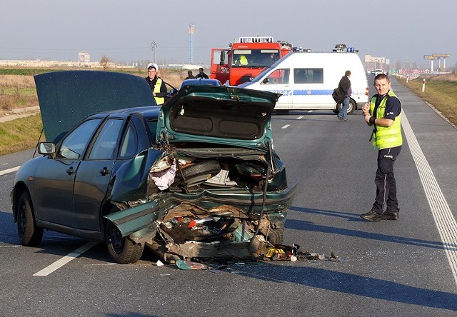 Dwie mieszkanki Ostrowa Wielkopolskiego w wieku 22 i 23 lat zginęły w wypadku, do którego doszło w poniedziałek na obwodnicy Nowych Skalmierzyc. Seat cordoba, którym podróżowały kobiety z nieustalonych przyczyn został unieruchomiony. Auto stanęło częściowo na utwardzonym poboczu. Obie ostrowianki wysiadły z pojazdu. W samochód ten oraz stojące za nim dwie kobiety uderzył ford galaxy jadący w stronę Ostrowa Wielkopolskiego. 

Zobacz więcej: Tragiczny wypadek na obwodnicy Nowych Skalmierzyc. Nie żyją dwie młode kobiety