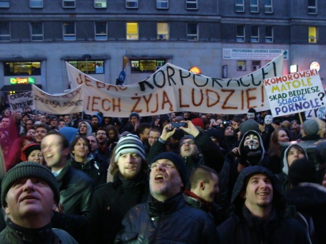 Protest przeciw ACTA w Warszawie. W manifestacji brało udział kilka tysięcy osób [ZDJĘCIA, WIDEO]