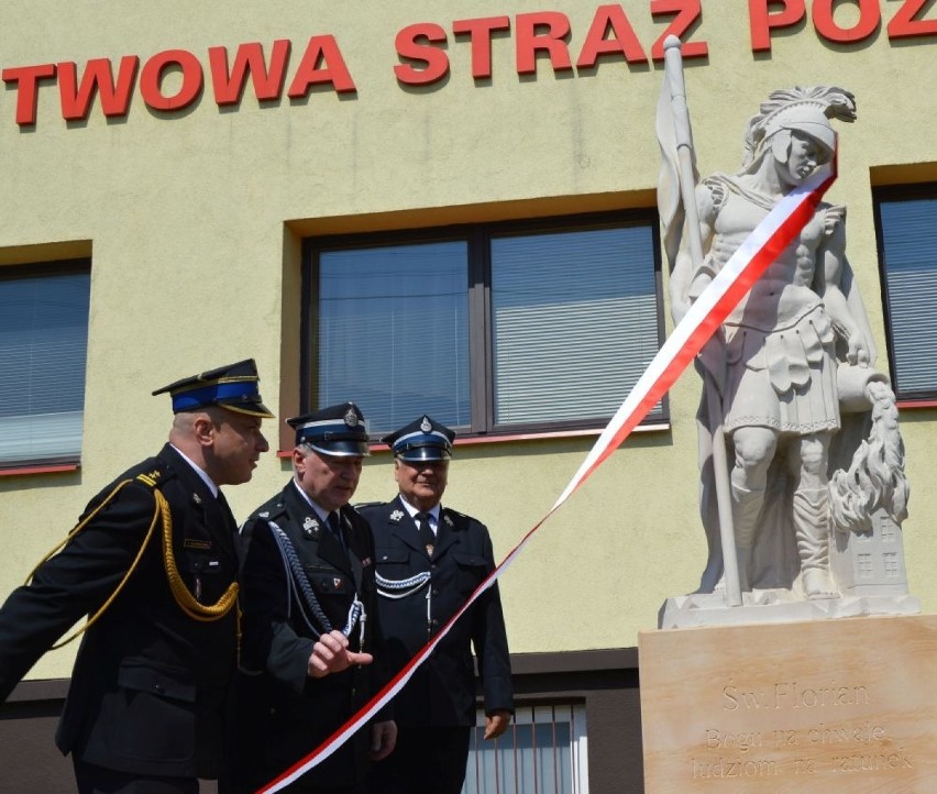 Piękna rzeźba świętego Floriana stanęła przed komendą Straży Pożarnej w Skarżysku