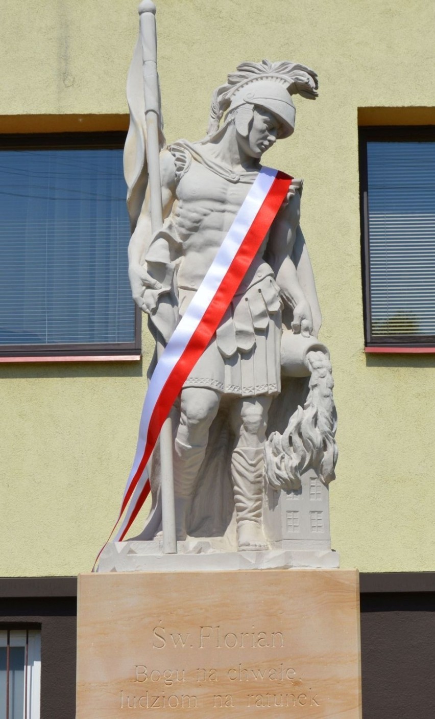 Piękna rzeźba świętego Floriana stanęła przed komendą Straży Pożarnej w Skarżysku