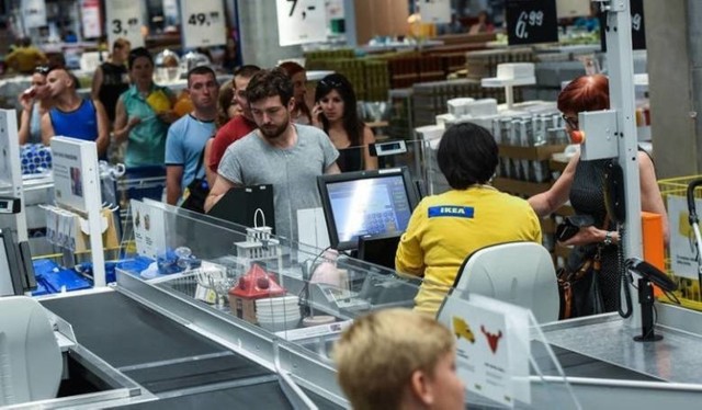 W sieciach handlowych trwa walka o pracowników. W dobie braków kadrowych sklepy ulegają presji płacowej i podnoszą pensje. 

Ile aktualnie zarabiają pracownicy sieci handlowych? Informujemy na następnych stronach.  


Wideo: Info z Polski 17.05.2018

