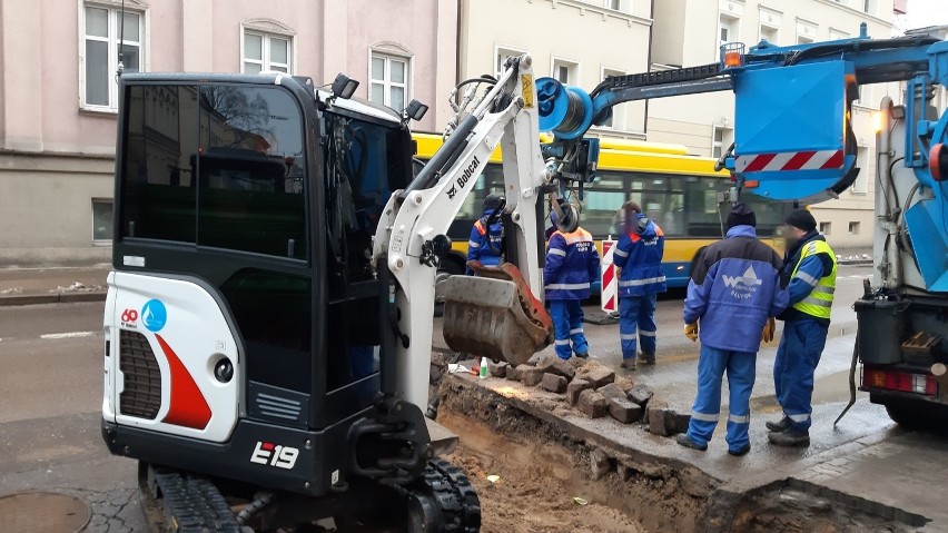 Awaria wodociągu na ul. Armii Krajowej. Kilka domów ma...