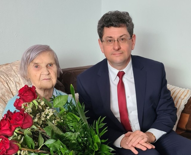 Stanisława Brzezińska, najstarsza mieszkanka gminy Gizałki, 1 kwietnia świętowała 101. urodziny. Z kwiatami i życzeniami przybył wójt Robert Łoza