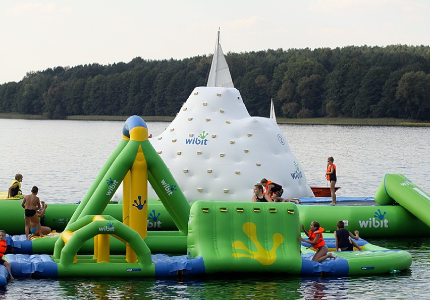 Wodny plac zabaw testowany nad jeziorem Krzywym [zdjęcia]