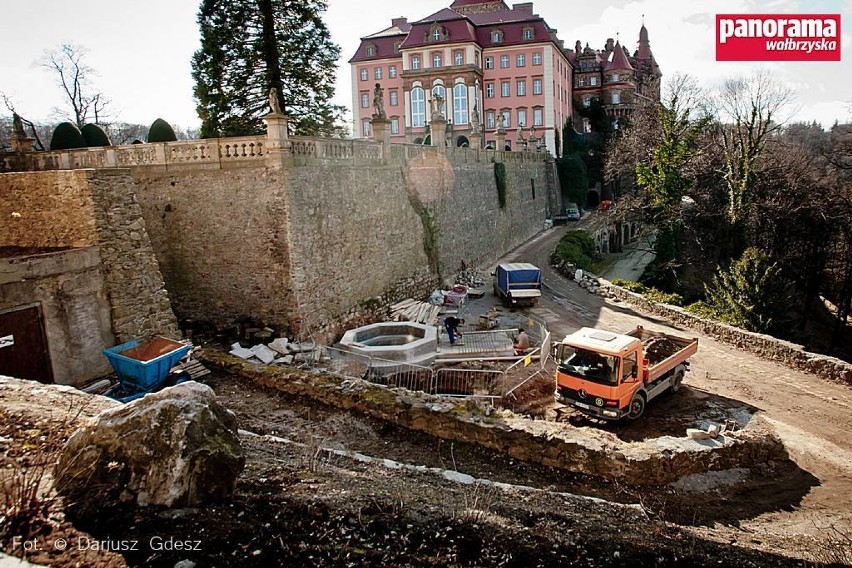 Odbudowa fundamentów dawnej baszty lodowej przy zamku Książ