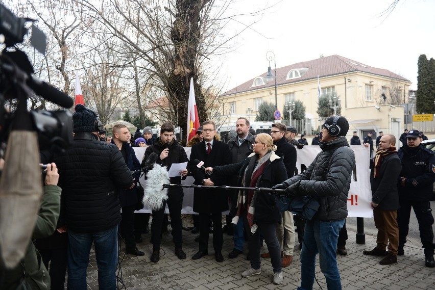 Protest pod ambasadą Izraela w Warszawie. "NIE wojnie i szkalowaniu Polski!"