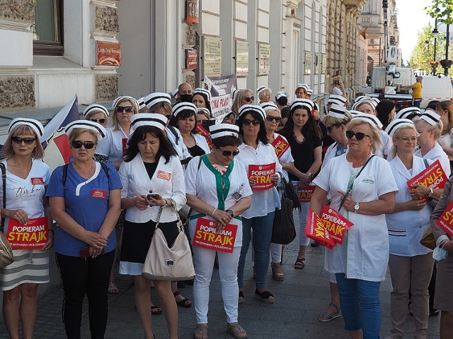 Protest sieradzkich pielęgniarek przed Łódzkim Urzędem Wojewódzkim