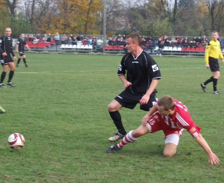 Piłkarze Orła (ciemne stroje) agresją stłamsili oświęcimian.
