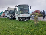 Zderzenie ciężarówki i autobusu w Szczepanowie. Dwie osoby trafiły do szpitala!